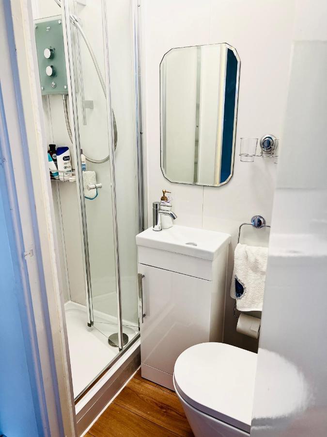 Modern Cosy Room With Private Bathroom Harrow Exteriör bild
